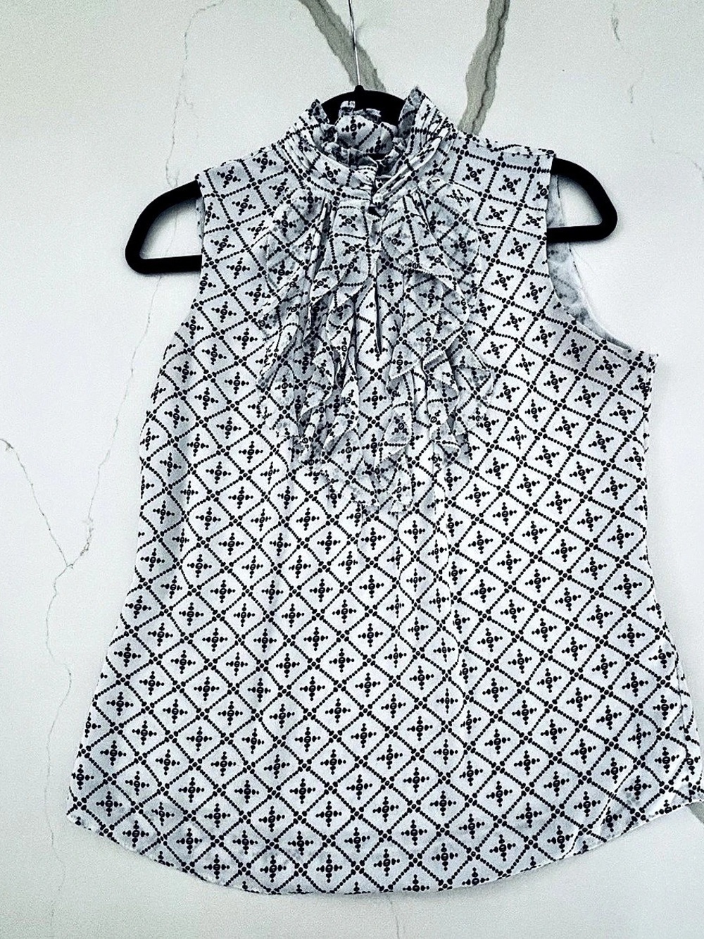 White House Black Market Geometric Sleeveless Blouse in White & Blue
